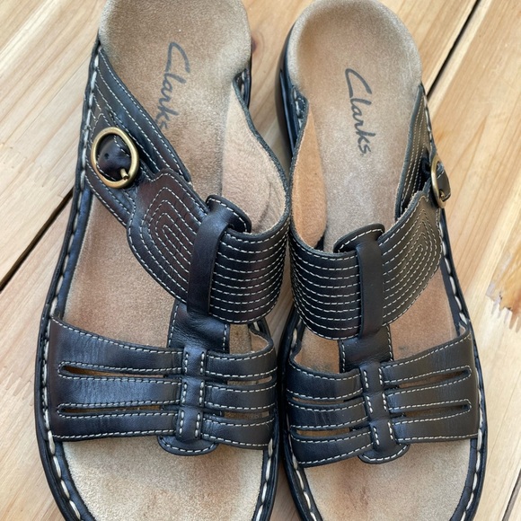 Clarks Black Sandals with Chunky Sole and Woven Straps - Picture 3 of 5